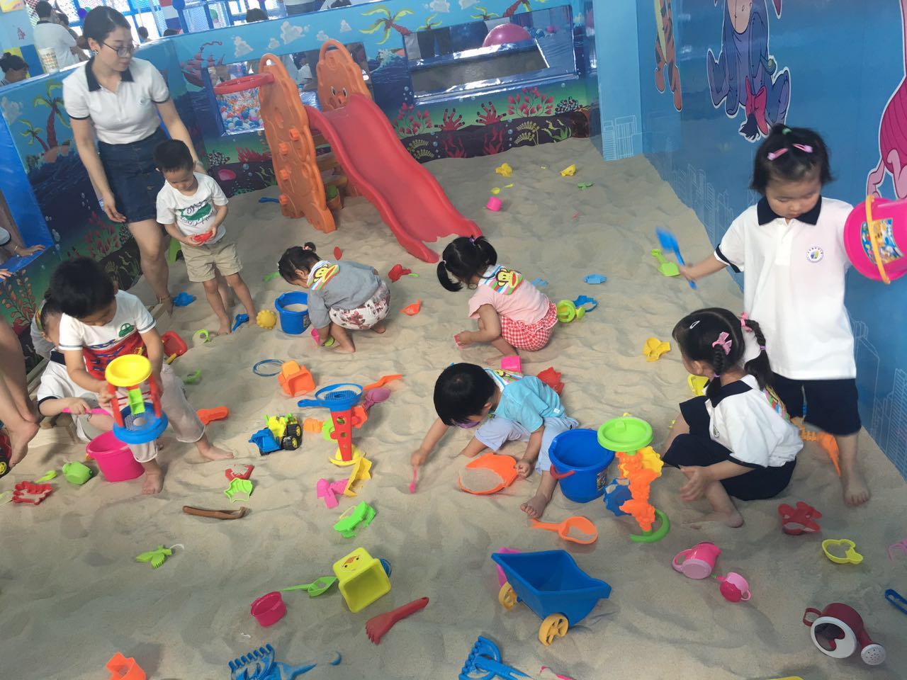 ��¥����ҵ�ߵ�С����ѧУ�Զ�ͯ��԰ת��