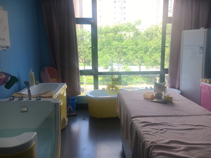 ���С���ſ��ٽ�ĸӤ��ת��