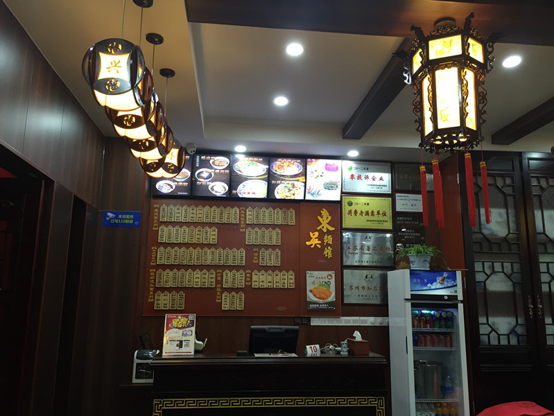 �±�ӯ���ж����ϵ�С�Ե�ת��