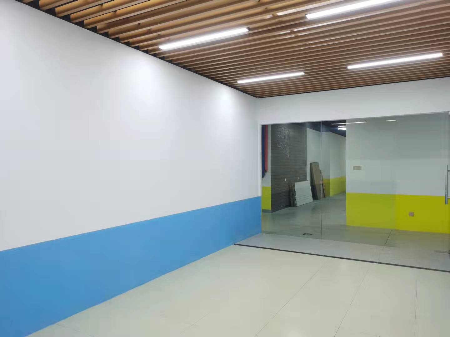 �±����Ź㳡��װ����ѵ��ת��