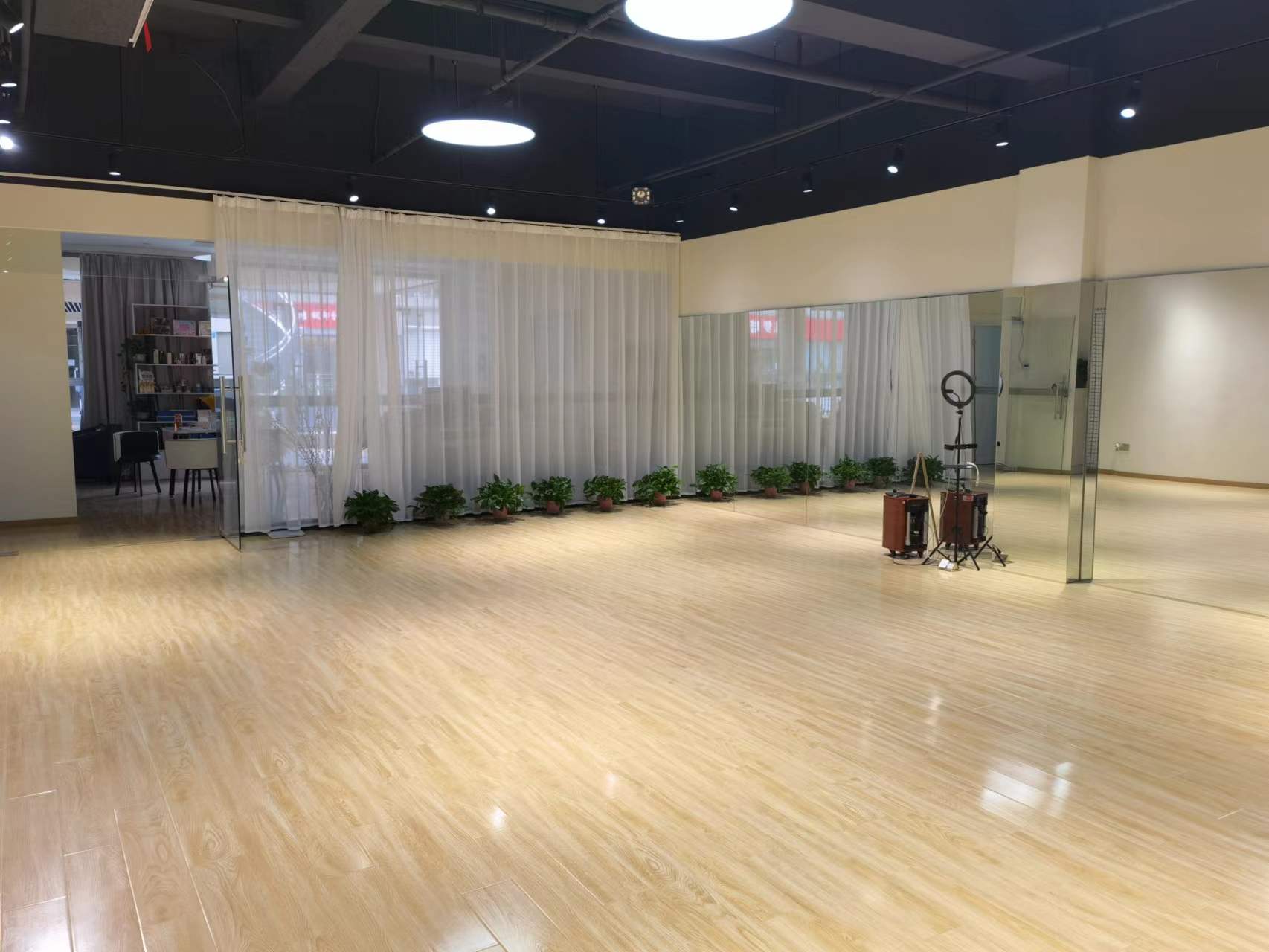 ��¥��ҵ�赸��ѵ����ת��