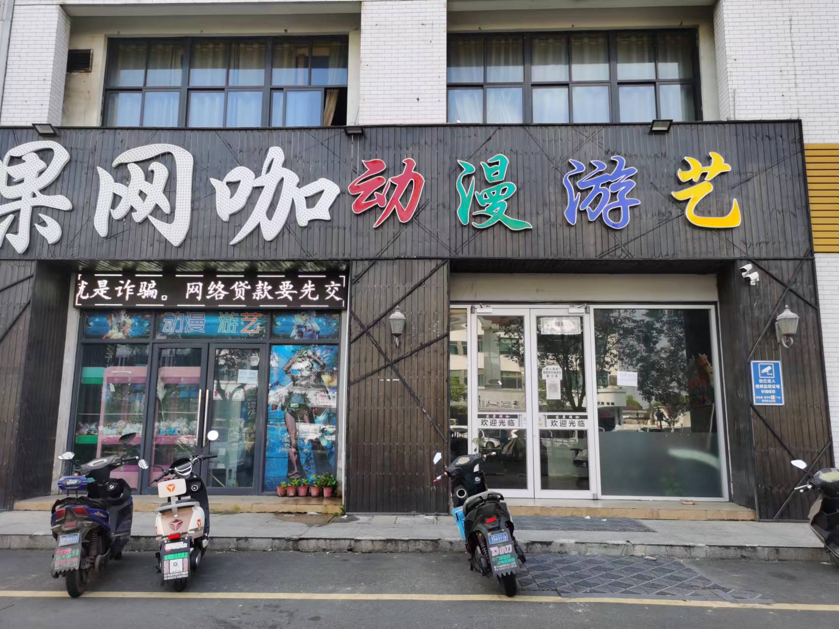 ���ң�۾�װ�޴�һ������ת��  ��ת��